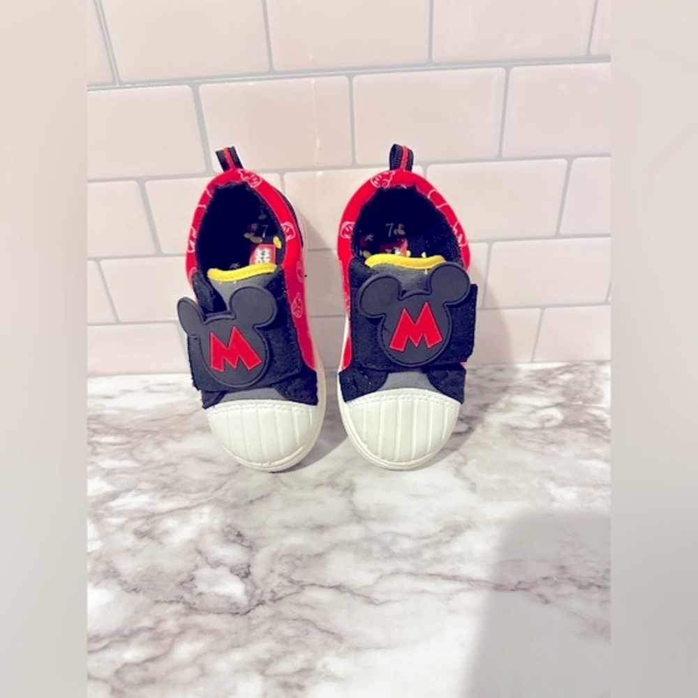 ✨Disney Mickey Mouse toddler boys shoes, in good/fair condition,lightly worn.✨ - Picture 3 of 4